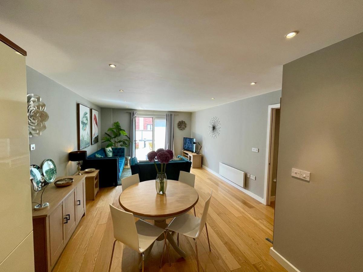 Stunning 2-Bed Town Centre Apartment - Hosted By Hutch Lifestyle Leamington Spa Exterior photo