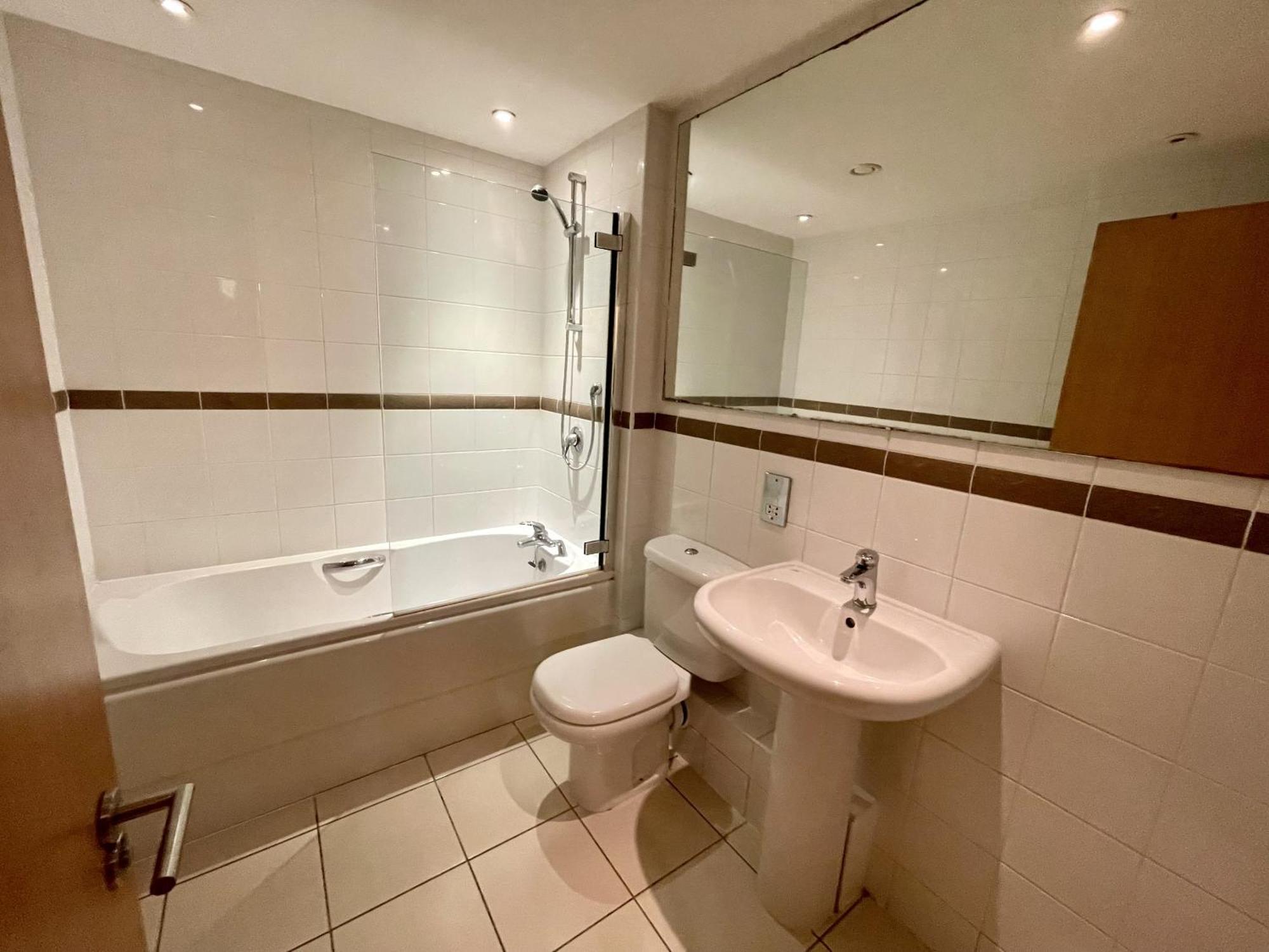 Stunning 2-Bed Town Centre Apartment - Hosted By Hutch Lifestyle Leamington Spa Exterior photo