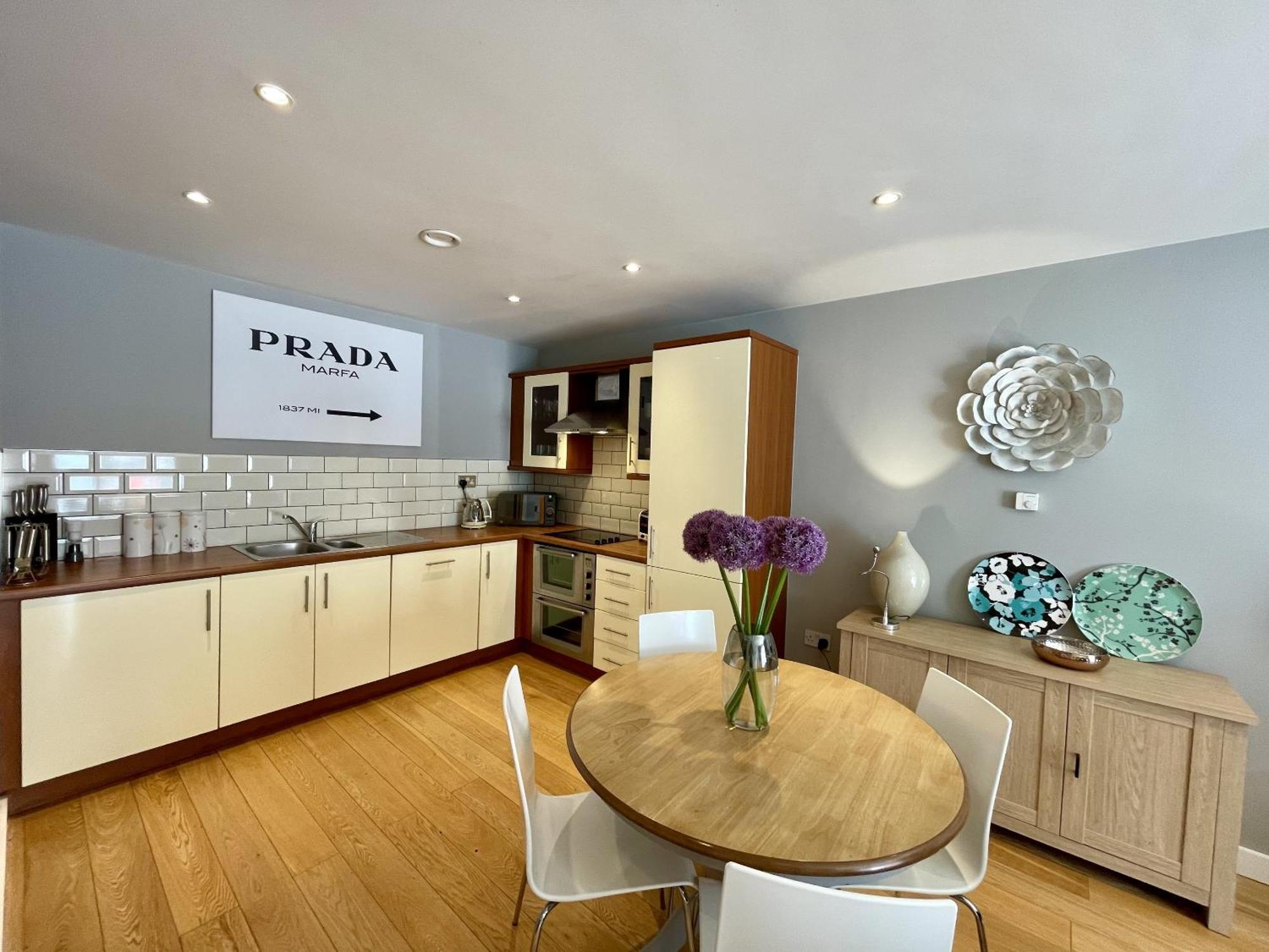 Stunning 2-Bed Town Centre Apartment - Hosted By Hutch Lifestyle Leamington Spa Exterior photo